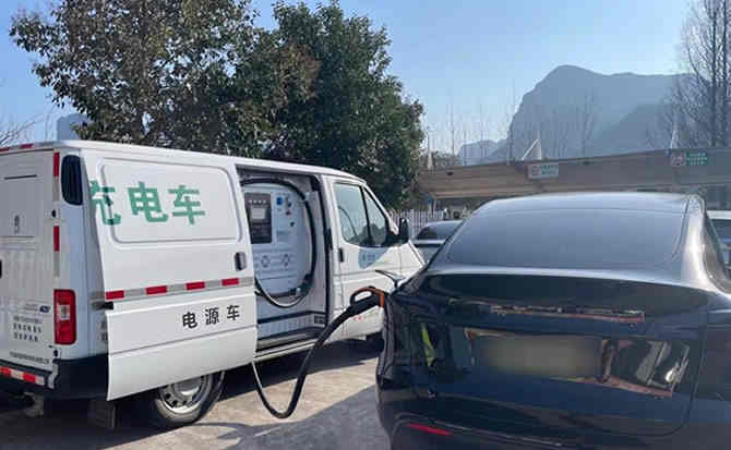 阿拉尔汽车搭电